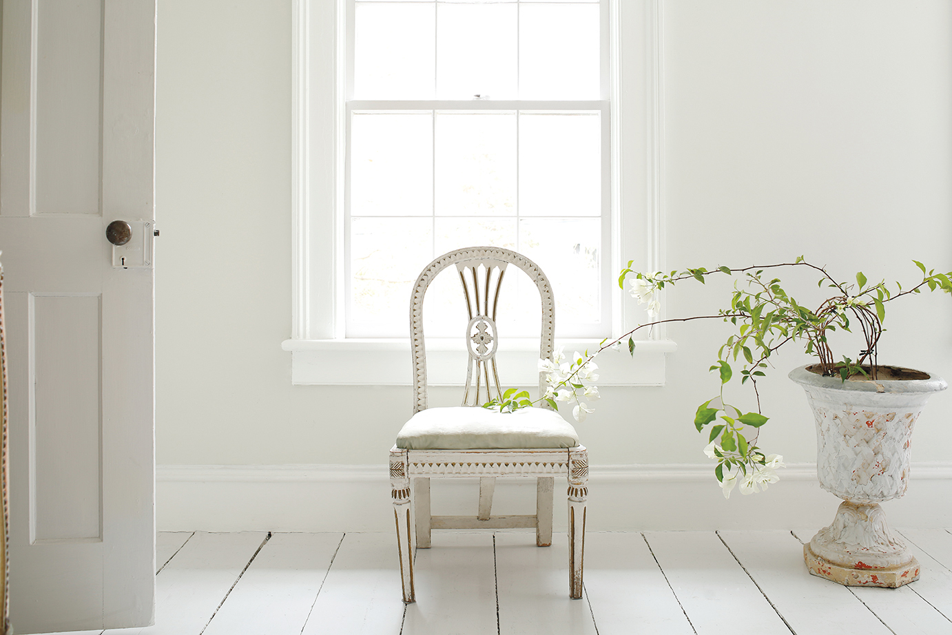 TrendsWhiteOnWhite_Chair